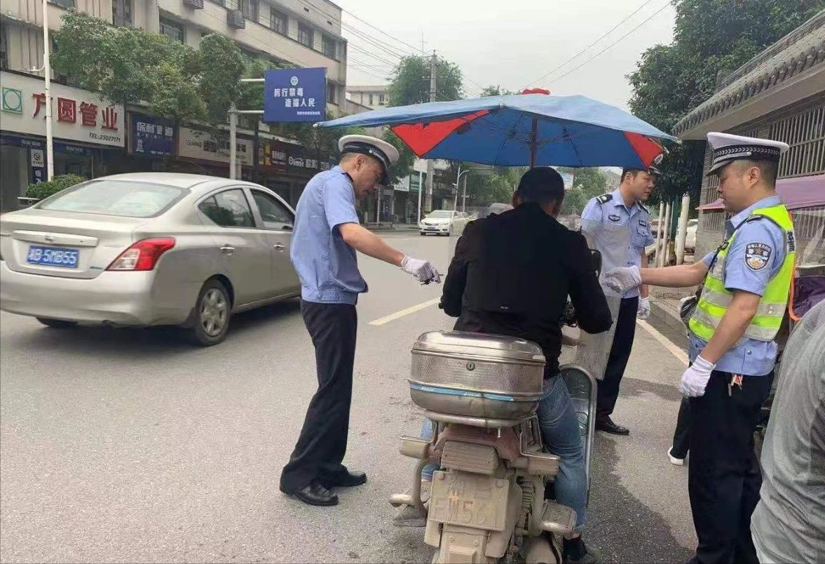 瀏陽小毛在株洲 現場慘烈，剛剛醴陵一摩托車駕駛員被貨車碾壓，疑似當場死亡！