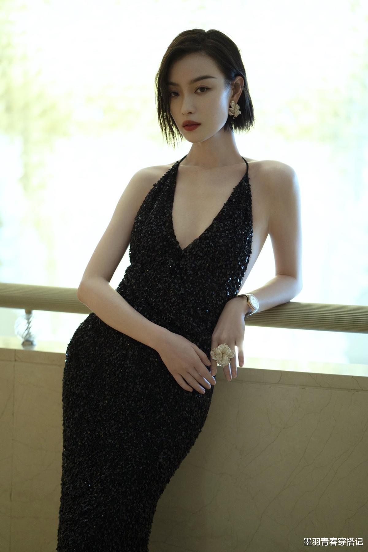 倪妮|不丰满却自带风情，倪妮一袭深V露背裙，蝴蝶背鱼尾臀美得不敢看