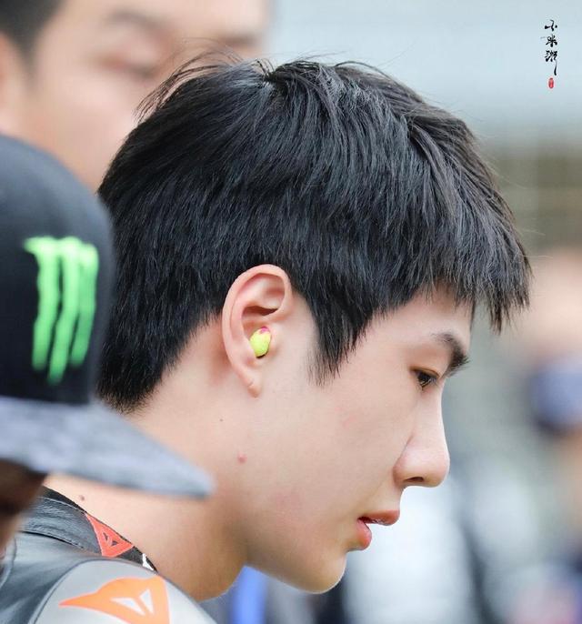 王一博|王一博生图引热议,精修凸显不出他的颜值,素颜才是真好看