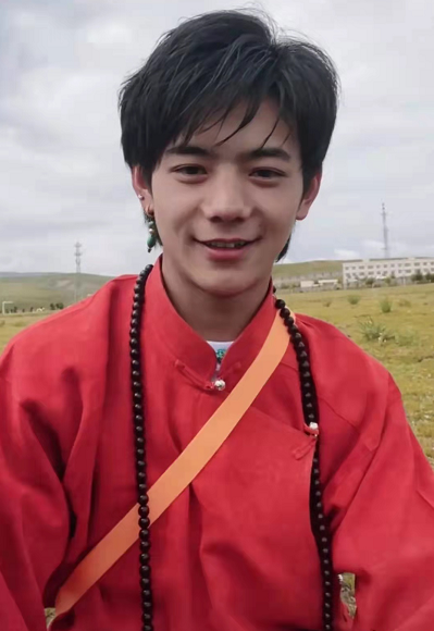 时尚风行派|丁真骑白马上街超有排面！穿藏袍举国旗意气风发，笑容好有感染力