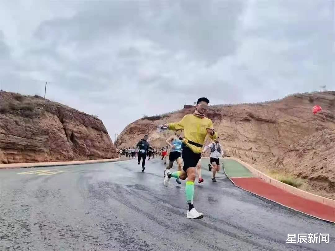 星辰新闻 山地马拉松遇极端天气,牧羊人救下6人,最后一人:感谢村民的帮助