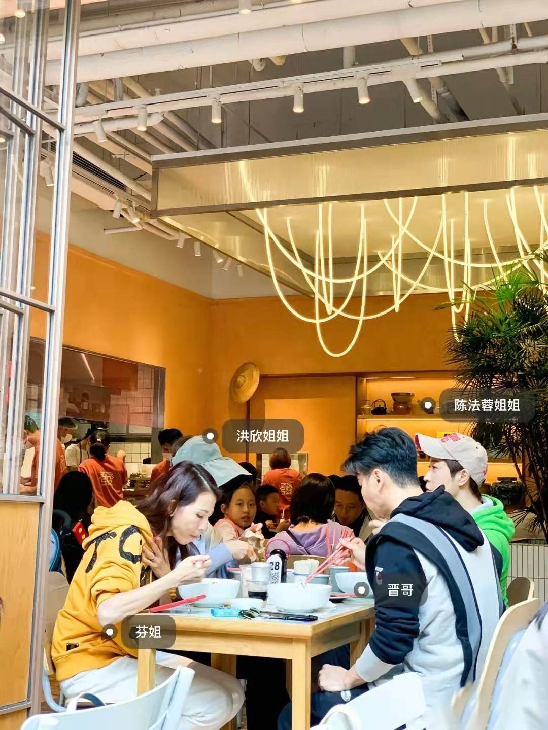 |蔡少芬夫妇聚餐被偶遇,淡定吃面不理偷拍,女方瘦到青筋突起