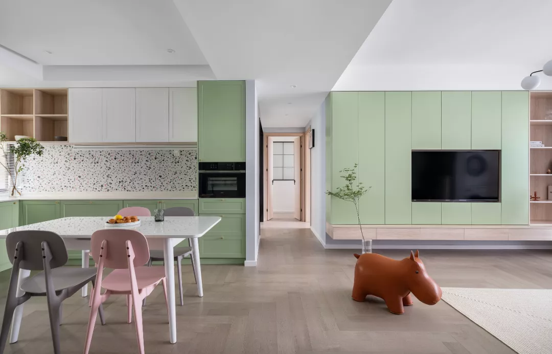 90后夫妻买下110㎡公寓做婚房，牛油果绿+水磨石元素，太甜了！