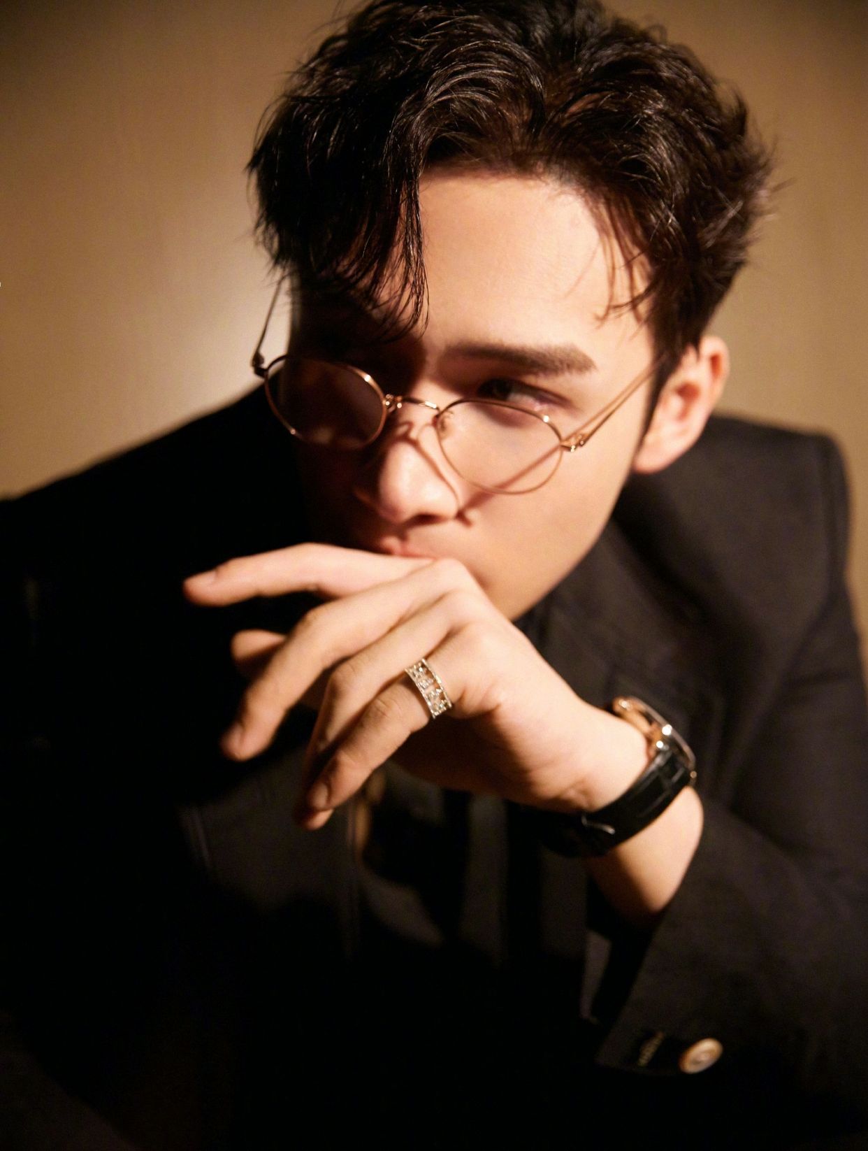 张彬彬|张彬彬发文:我真的是个巴掌脸,疑回应与景甜大头小手合照,评论区笑疯了