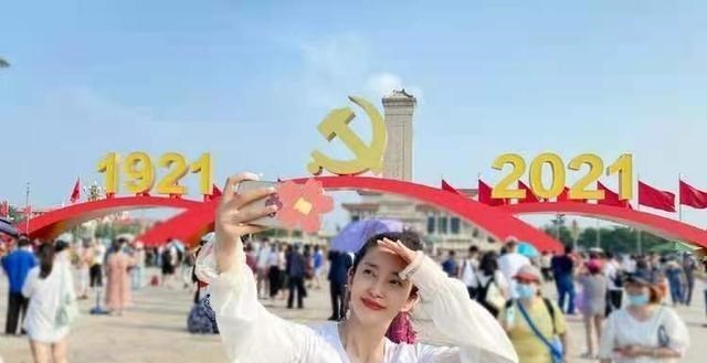 缘来妈咪|七一庆祝屏幕还在，李冰冰过来打卡，一起拍照纪念