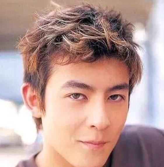 |何炅说：有一次节目请了歌手陈冠希，我认为他对我很不礼貌