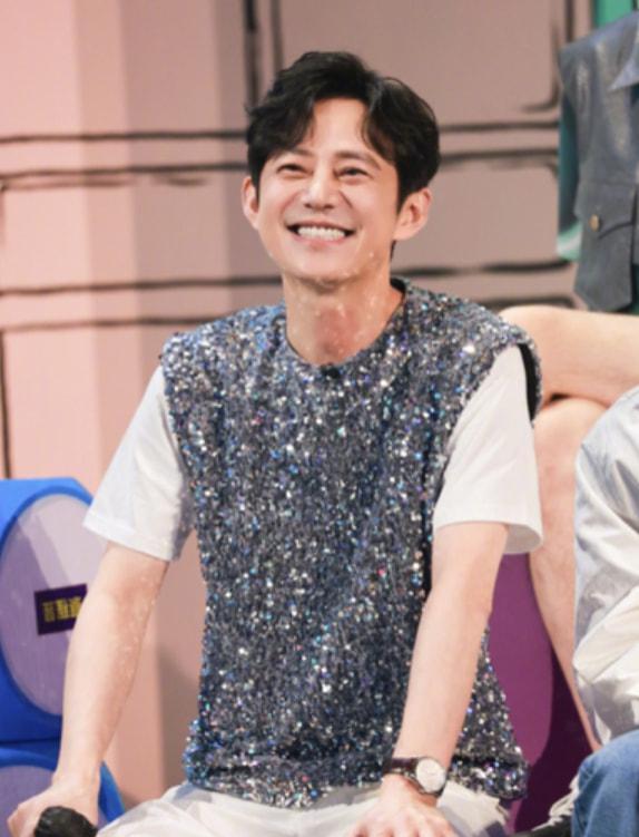 何炅|事业受挫压力太大？众星聚餐何炅抱着周迅痛哭，黄磊一旁手足无措