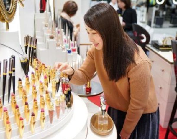 护肤品 建议女人：护肤品，最好不要成套买！瞧瞧人家这样“混搭”，花钱不多效果好