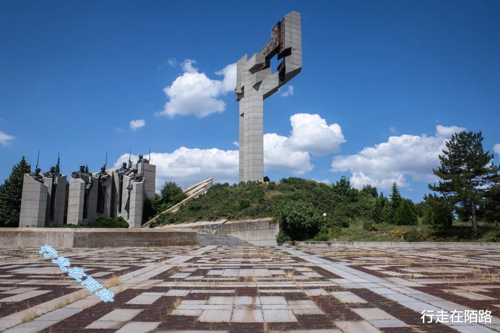 冰峰紀念碑：保加利亞站隊美蘇的遺產，本國人都不敢去參觀-圖5