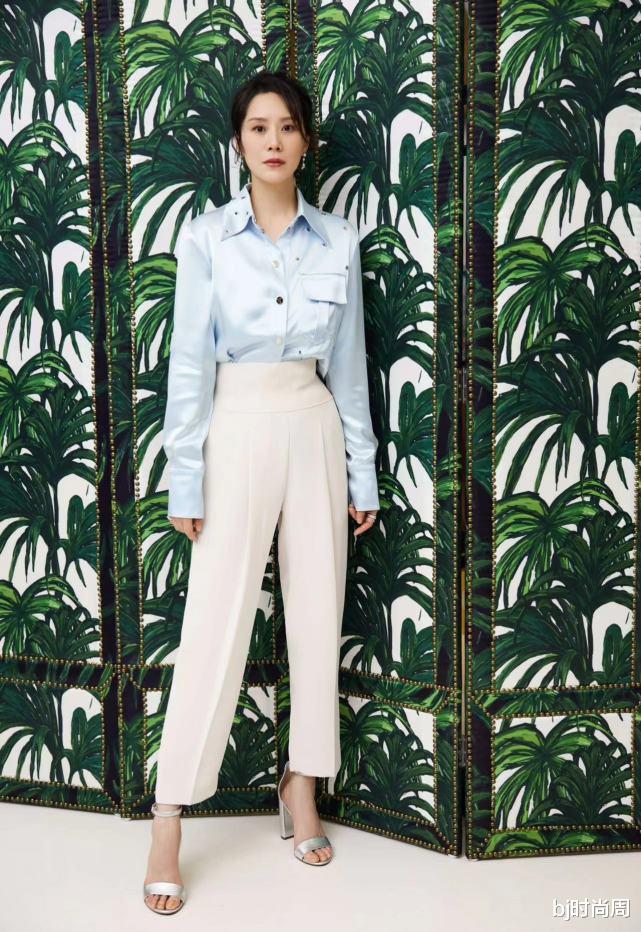 bj时尚周 蓝色衬衫搭配白色休闲裤能有多优雅,学刘涛这一身穿搭你就知道了