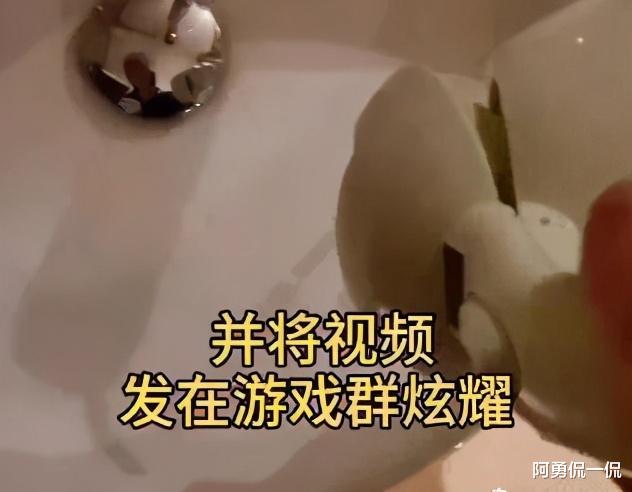 阿勇侃一侃 百万粉丝主播酒店热水壶撒尿后续,被确认身份后,跪着向大众道歉