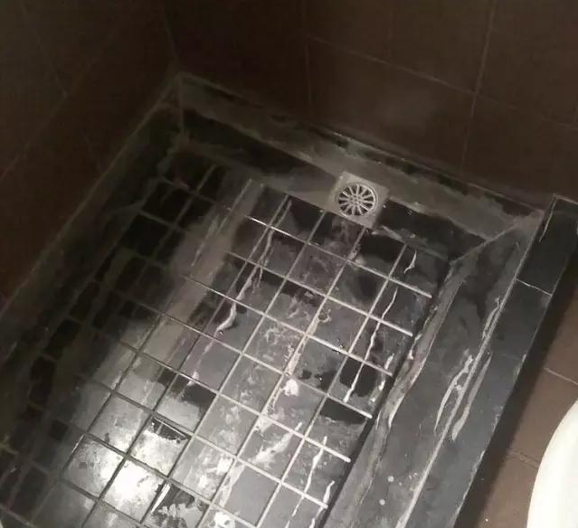 洗澡时你划到过吗?家里有老人、小孩特别注意,这样防滑!