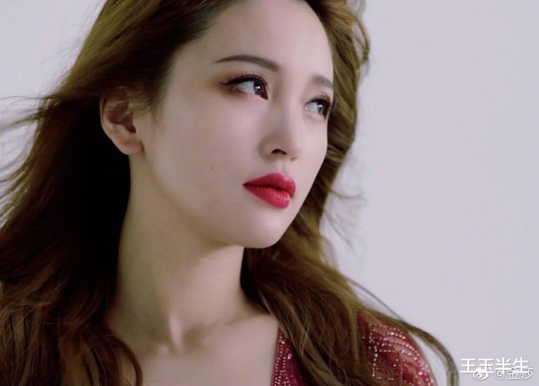 金莎|近日，某女歌手被网友偷拍，宛如下衣失踪裸露的长腿，尤为吸睛