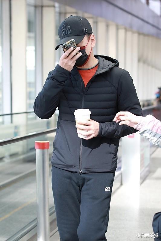 小白爱美搭|年近50 的“霸总”王耀庆时尚感不减，穿连体衣配白T，看着挺有型