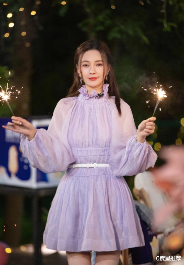 沈梦辰|不受吴亦凡事件影响，沈梦辰晒夏日写真，碎花衫秀纤细小蛮腰