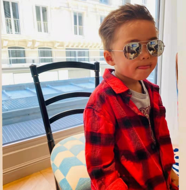 昆凌|昆凌罕见晒儿子正脸照！小朋友戴墨镜梳背头学爸爸耍帅，神态超像