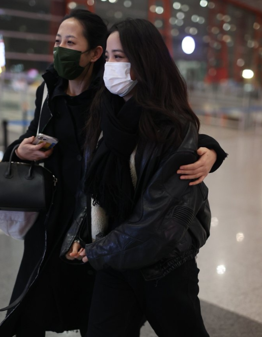 欧阳娜娜|欧阳娜娜发文报平安， 在机场被男子骚扰：我能亲你么？