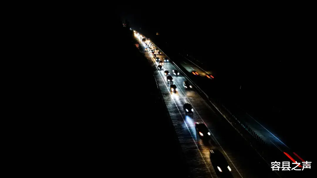 容县之声 节后返程高峰来袭，堵堵堵！广西高速上演堵车大片，从白天堵到黑夜