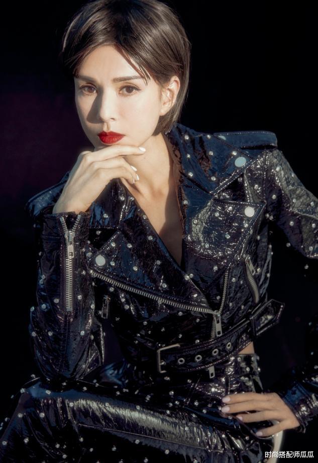 长裙|?又被李若彤惊艳到了，穿白色长裙配高马尾好减龄，55岁美得像姐姐