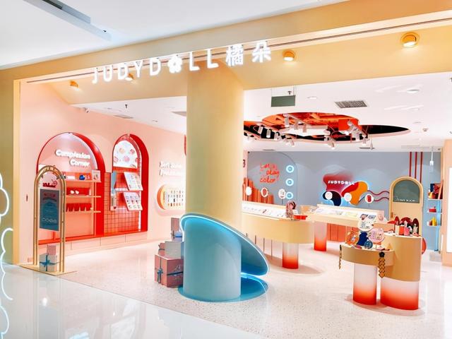 完美日记 线上热闹的完美日记们，在线下“付学费”