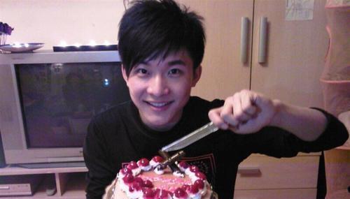 景甜|央视帅气主持人边策,和母亲通话1小时后从8楼纵身一跳,享年32岁