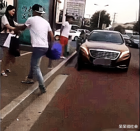 呆呆说社会 男子情人节骑电车，跟女友告白被拒，女友一句话戳痛男子！