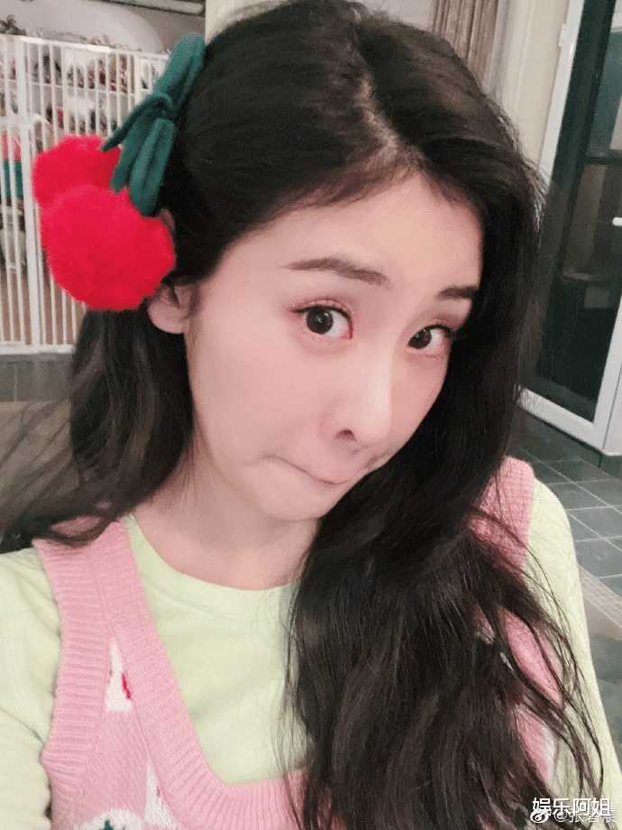 迪丽热巴|女星营业美照释出！热巴背挂羽绒服显调皮，关晓彤穿礼服打乒乓球