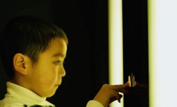 爱因斯坦 爱因斯坦诡异提问：若世界上只剩你一个人，门外敲门的人会是谁？