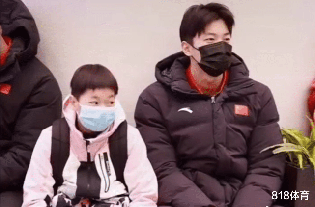 全红婵|齁甜! 汪顺见全红婵戴手套很好奇, 红姐360度演示, 四目相对会心一笑