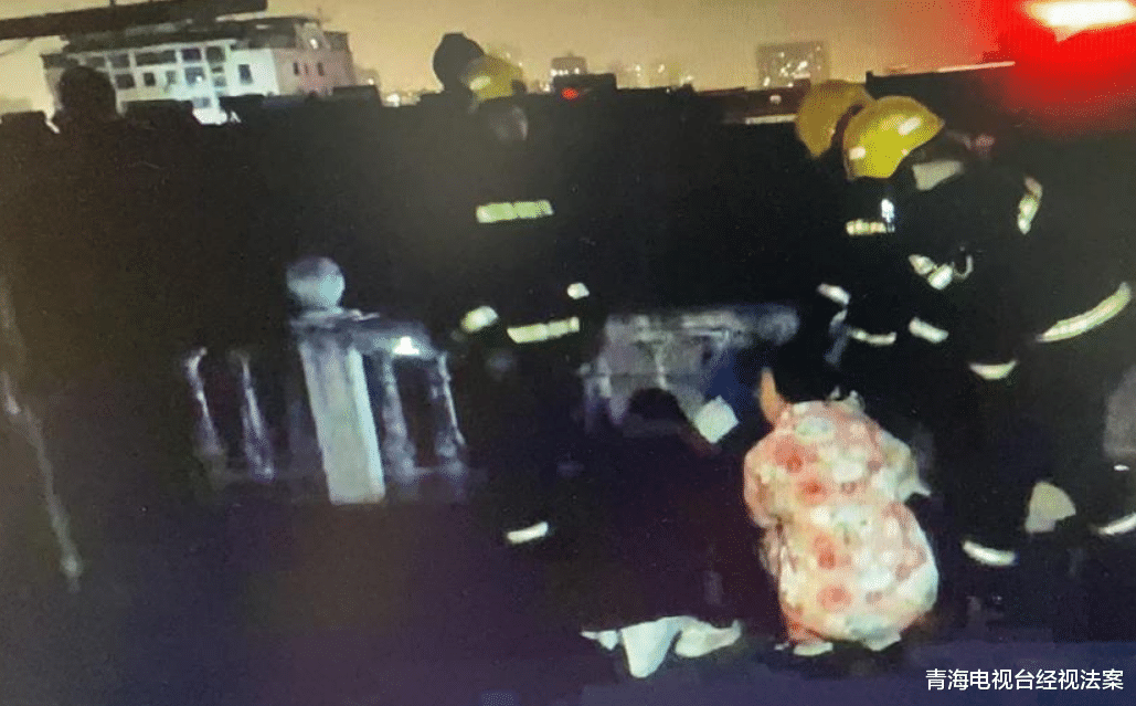 青海电视台经视法案 女子4楼天台欲跳楼轻生，民警耐心劝说，将其成功救下