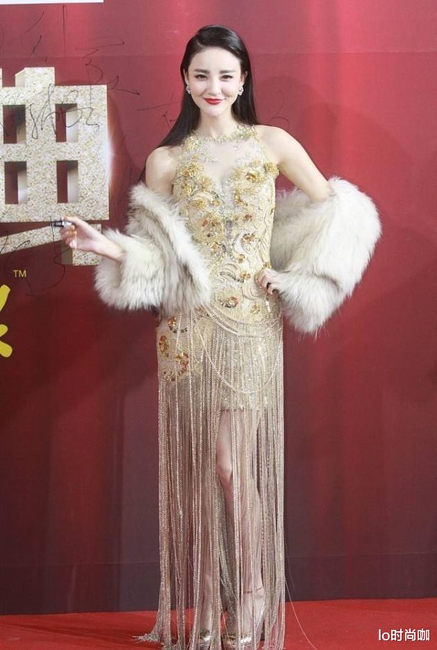 lo时尚咖|刘雨欣气质真挺好，穿无袖裙秀纤细手臂，金色链条流苏显个性