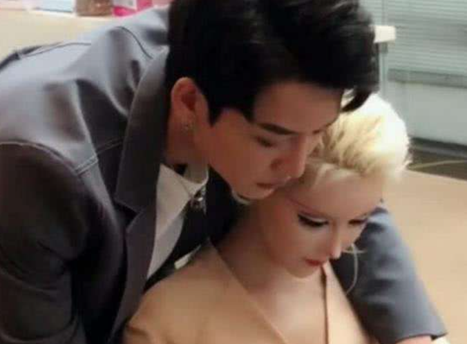 整容|“妈生脸”还是“整容脸”？芭比网红迪丽拉，吃饭却不敢张大嘴？