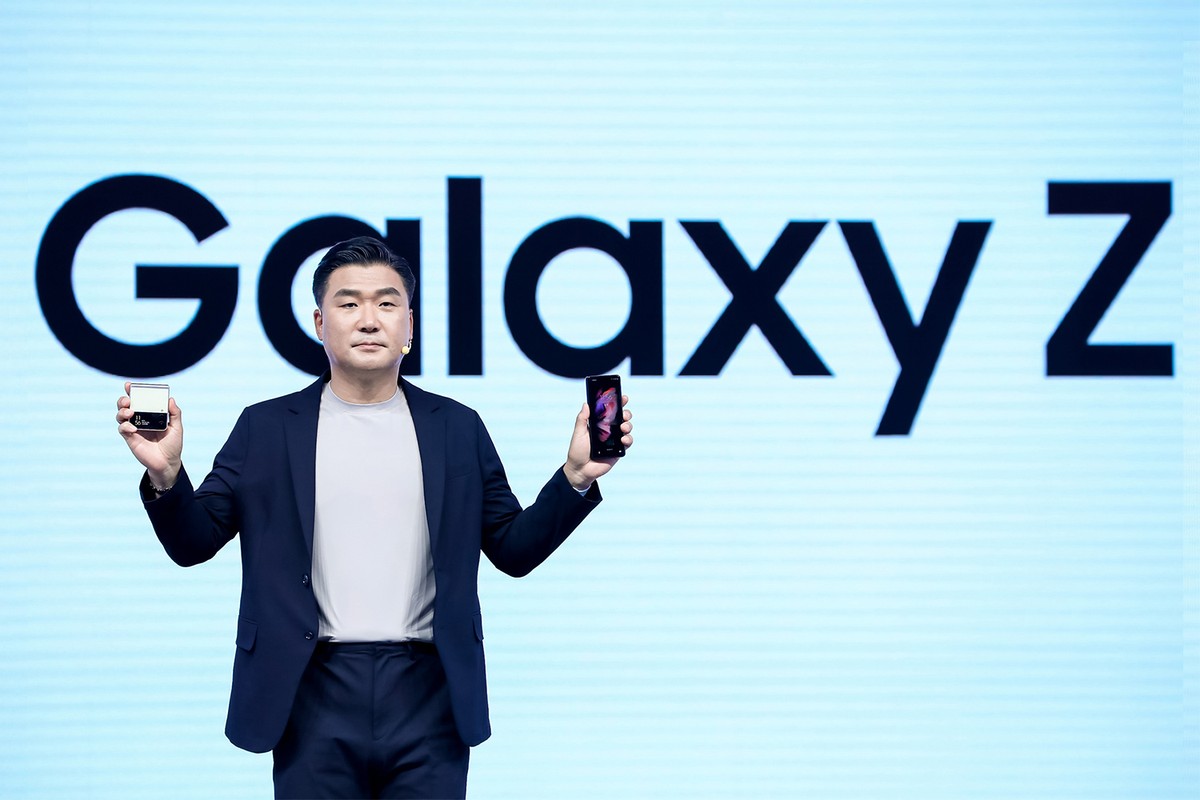 折叠屏|折叠屏旗舰7599元!三星Galaxy Z系列三代折叠屏手机在中国发布
