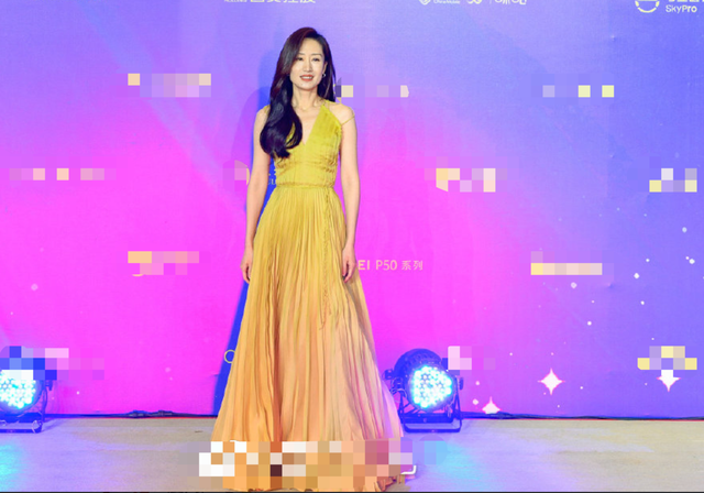 刘敏涛|45岁刘敏涛红毯造型太性感！穿大露背裙皮肤白皙，坐台下像女领导