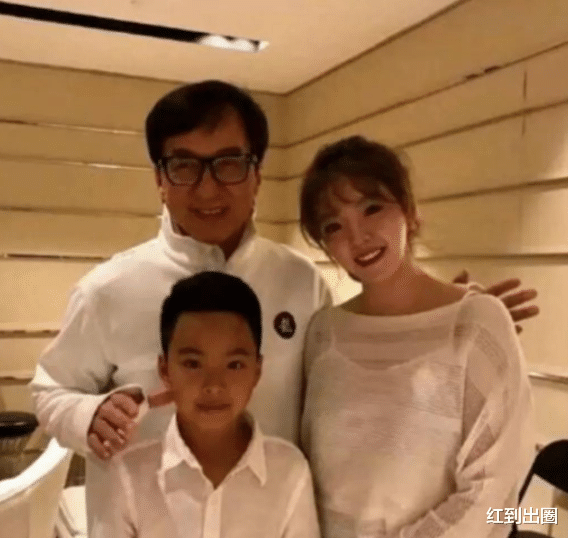 张艺兴|华谊总裁王中磊带女儿现身！23岁王文也素颜亮相，一双筷子腿抢镜