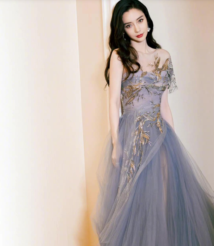 Angelababy|杨颖穿淡紫色薄纱裙拍大片，超美锁骨实力抢镜，网友：这气质绝了