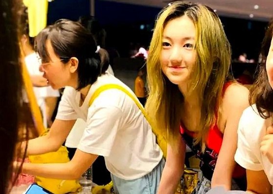 李嫣|李嫣疑不满闺蜜聚会遭曝光，放大正面照怼人，意外曝光唇部手术痕迹