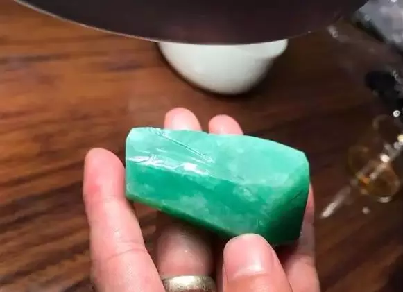 翡翠|毫不起眼的石头，切开后做出满绿观音挂件，您觉得美吗？