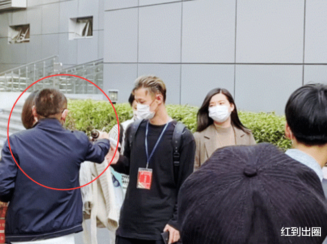 疯狂|53岁周涛在街边被路人偶遇,素颜皮肤白皙惹眼,男粉送礼被一把拦住