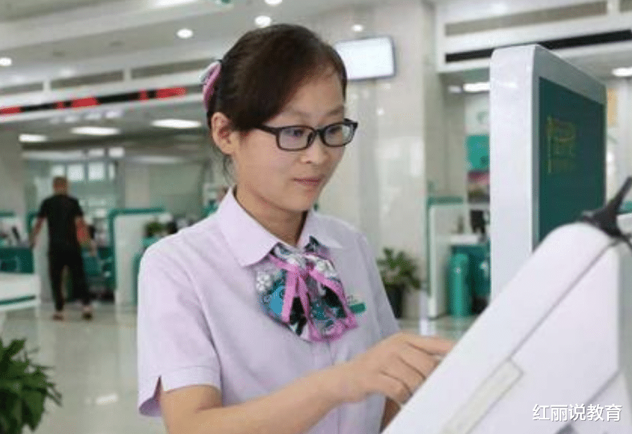 银行|年薪将近30万，却在半年内失去6万名员工，“铁饭碗”不铁了？