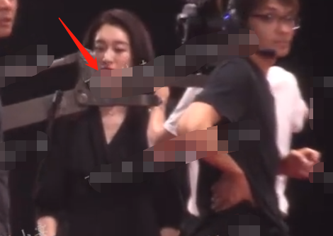 李小冉|45岁李小冉罕见发福不少！穿V领长裙女神范十足，肌肤竟白到发光