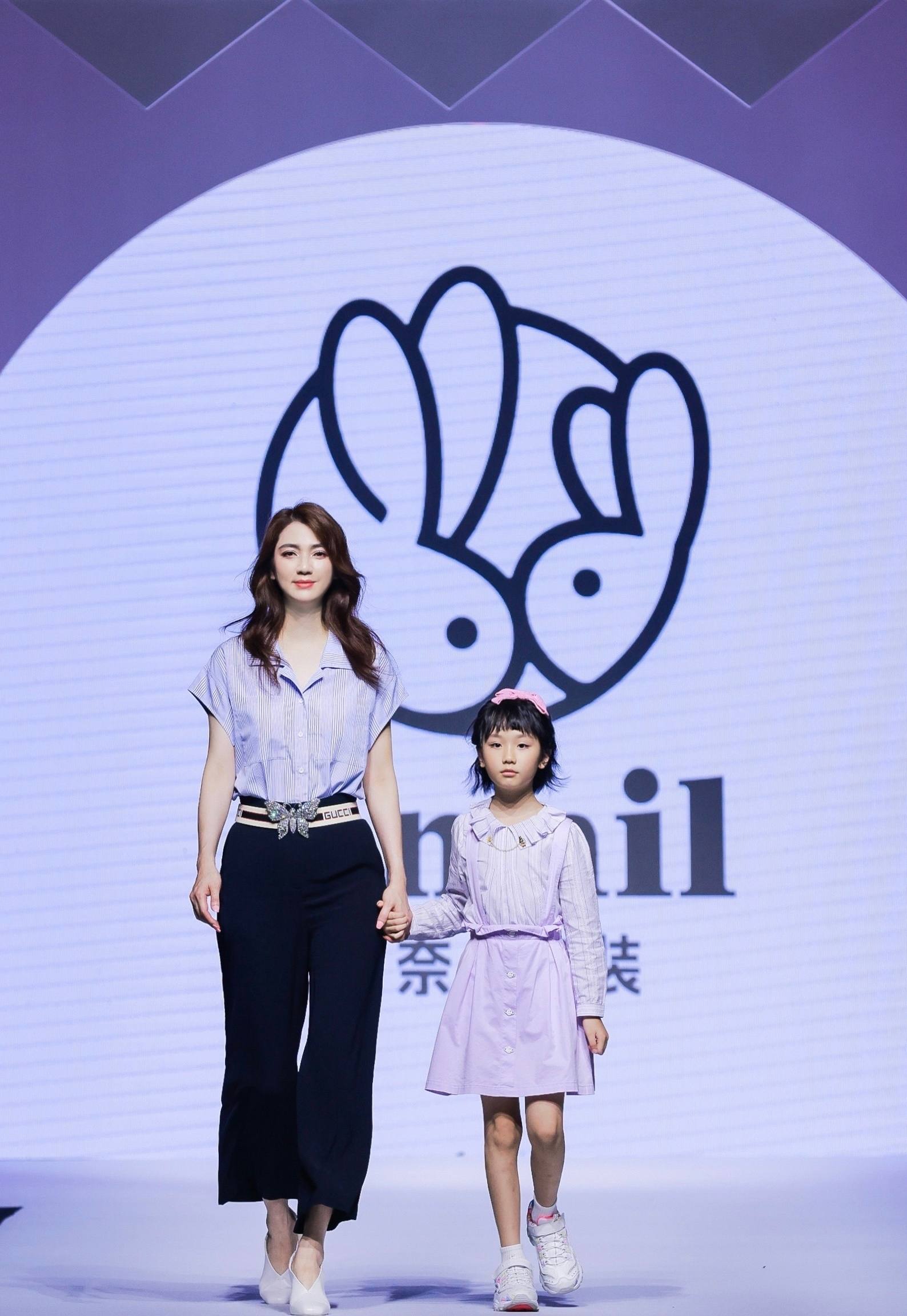 洪欣|洪欣罕晒与俩孩子合照，满脸微笑好幸福，女儿清纯可爱极像张丹峰