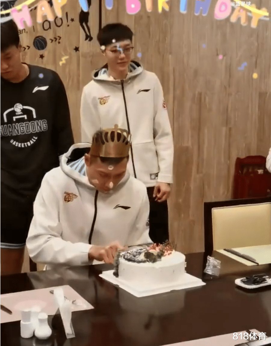 赵睿|广东全队为易建联庆生! 赵睿蠢蠢欲动想拍蛋糕, 阿联扭头瞪眼他秒怂