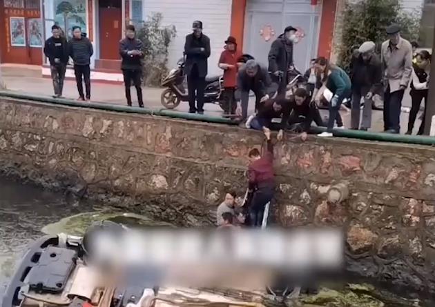 警钟!2天2起惨烈车祸,致12死9伤,一轿车坠河3女1男不幸身亡!