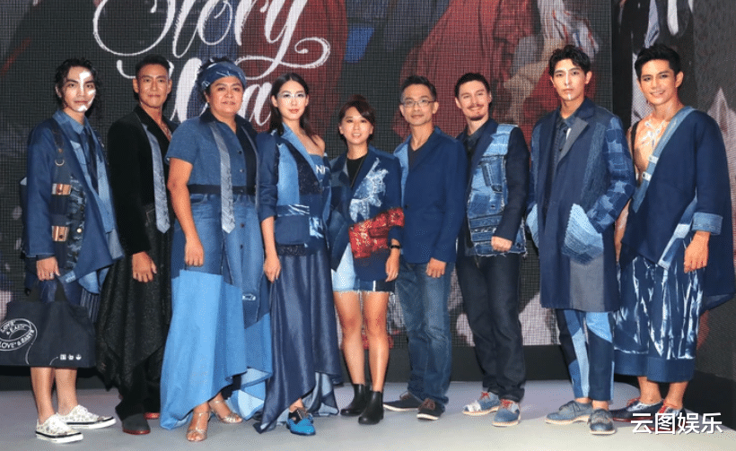 周华健|31岁儿子T台首秀，周华健60岁妻子罕现身支持，满头白发但气质好