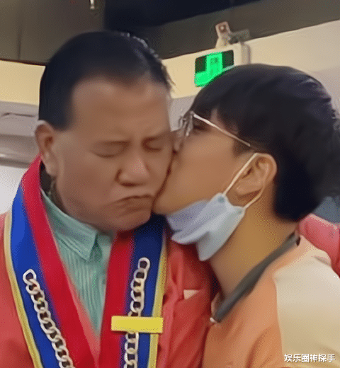 万梓良|万梓良儿子长大了，18岁的他斯文帅气，和父亲是不同类型的帅哥