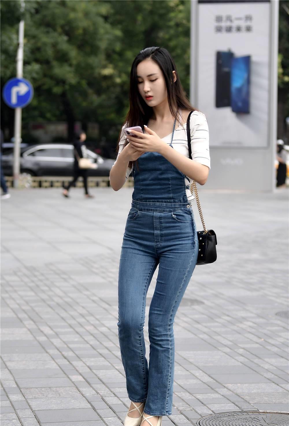 六九街拍|牛仔背带裤，秋天穿着很独特，搭配半袖穿着更舒适