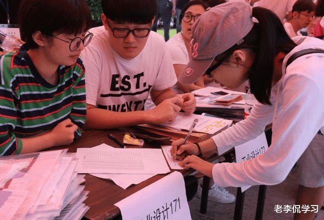 老李侃学习|大一新生提前报到有3个好处,学姐说出其中原因,学生需注意