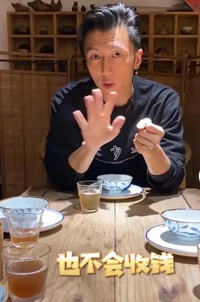 谢霆锋|谢霆锋晒新年首餐，热干面配豆皮接地气，坐在街头与路人一起用餐很朴素