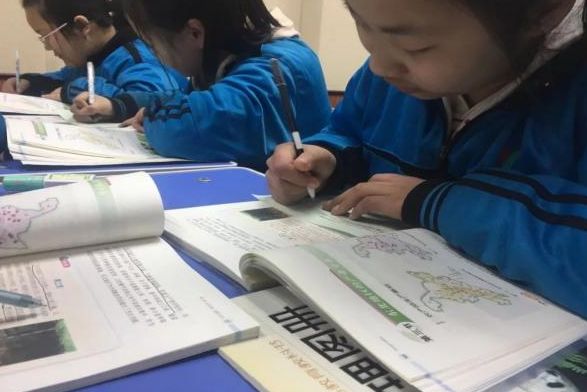 红莲少年|教材又犯错！二年级女孩质疑指正！小学教材不配审核？